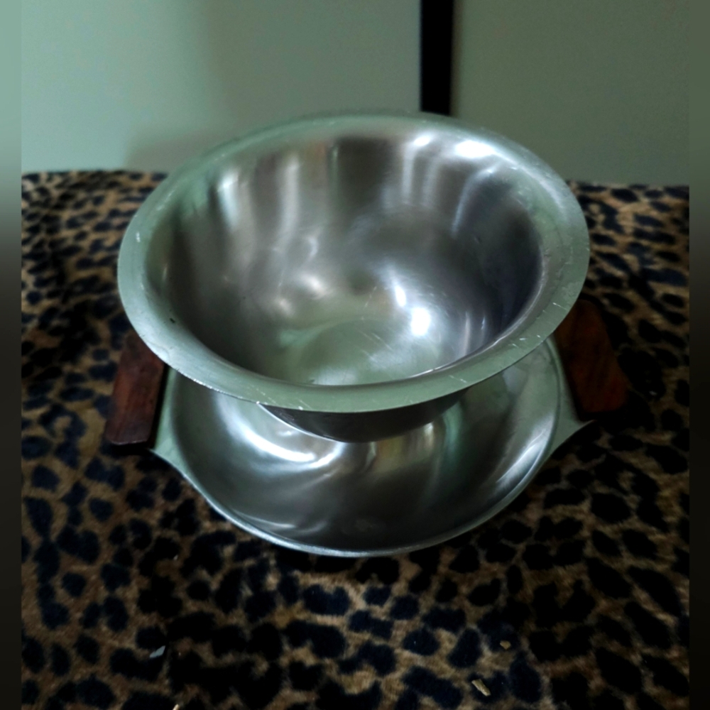 VINTAGE STAINLESS STEEL GRAVEY/DIP BOWL WITH ATTACHED TRAY SERVER